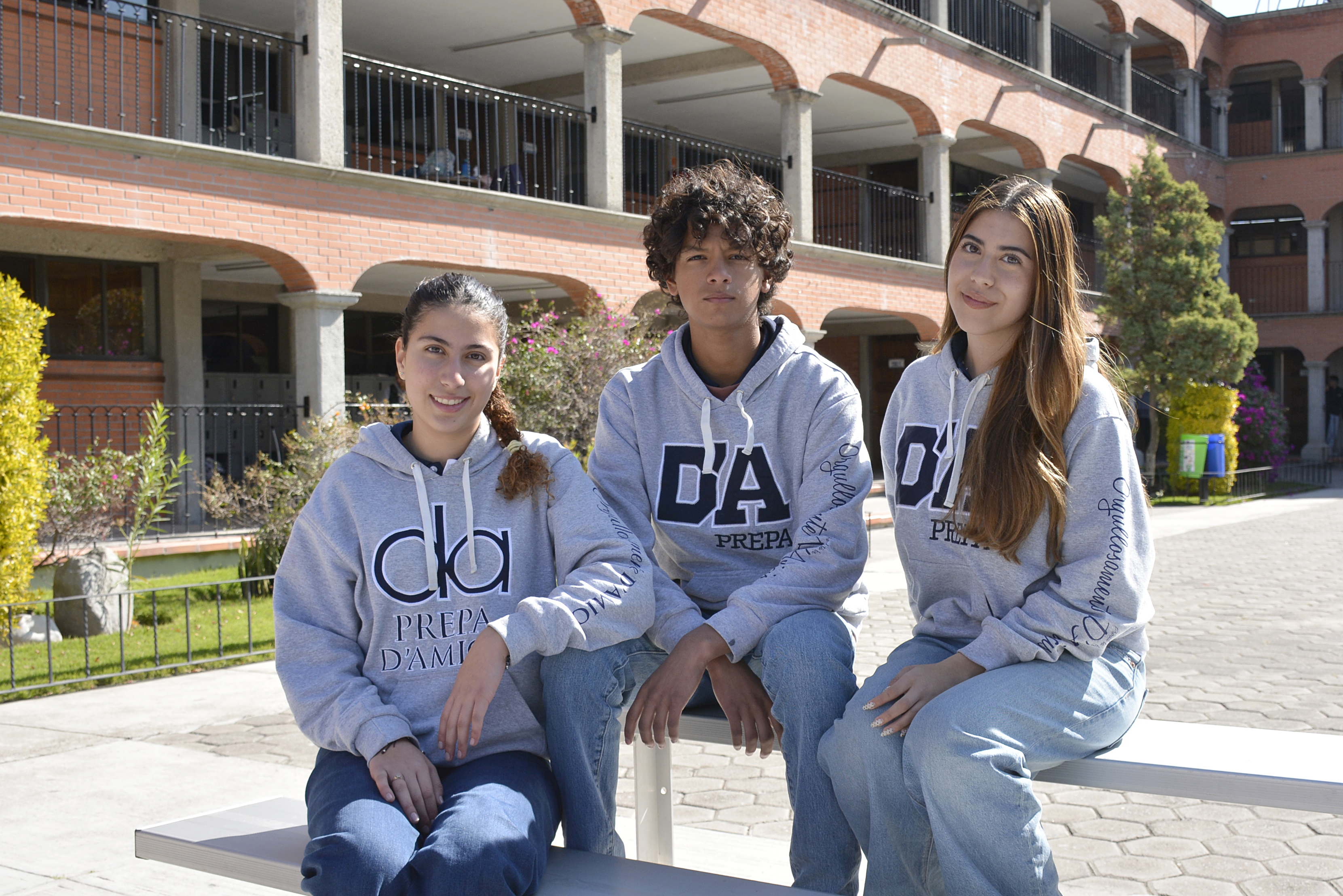 BECAS Y CONVENIOS